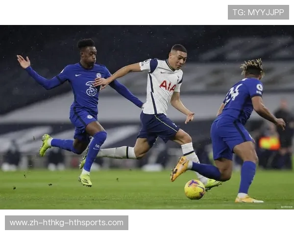 足球比赛中的进攻组合与防守反击